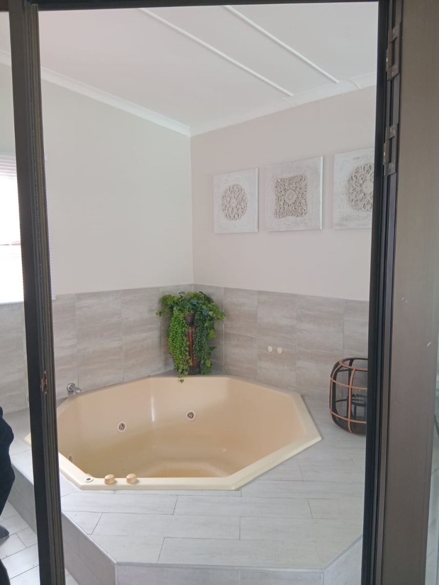 6 Bedroom Property for Sale in Gonubie Eastern Cape